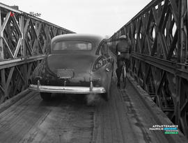 001 - Voiture et bicyclette Pont Bailey