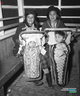 023 - Deux femmes et deux enfants autochtones