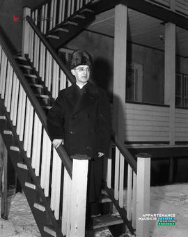 009 - Homme dans un escalier