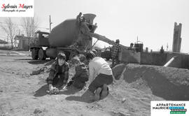Enfants jouant dans le sable