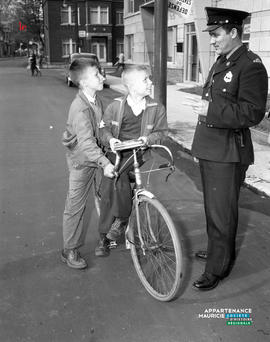 001 - Deux garçons et policier