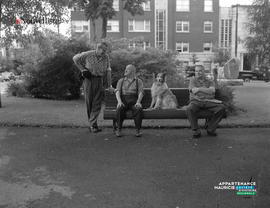 002 - Hommes et chien sur un banc