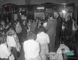 005 - Discours devant un groupe de jeunes