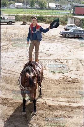 Homme debout sur un cheval
