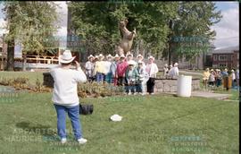 Groupe devant une statue