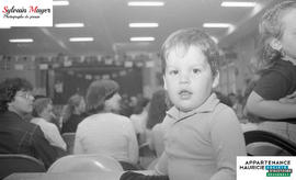 Enfant dans un auditorium