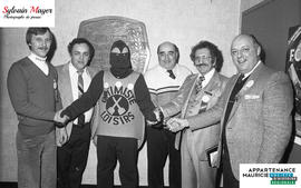 Hommes se serrant la main