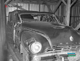 002 - Voiture accidentée dans un garage