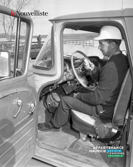 003 - Homme avec radio