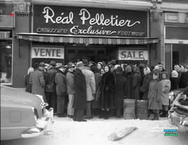 001 - Magasin Réal Pelletier foule