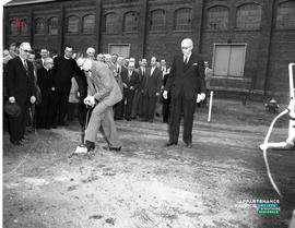 001 - Première pelletée de terre devant l'entrepôt de la Laurentide