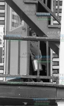Un jeune enfant dans un cadre de porte