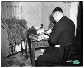 006 - Homme à un bureau