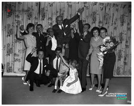 001 - Groupe de personnes célébrant