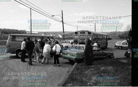 Personnes près d'autobus