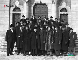 001 - Groupe devant une église