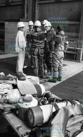 Hommes discutant