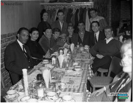 003 - Personnes à table