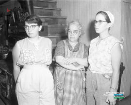 003 - Deux jeunes filles et une madame