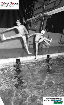 Personnes sautant dans une piscine