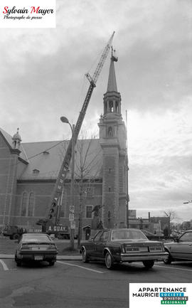 Grue près d'une église