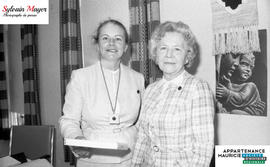 Femmes avec une plaque