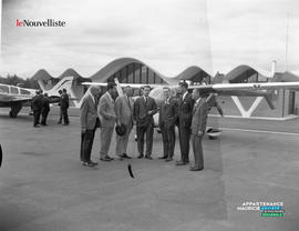 002 - Hommes à un aéroport