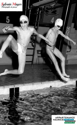 Personnes sautant dans une piscine
