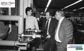 Personnes près d'une machine