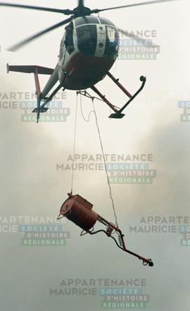 Hélicoptère avec un baril en-dessous