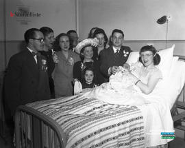 002 - Une femme avec son bébé entourée de sa famille