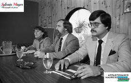 Personnes à une table