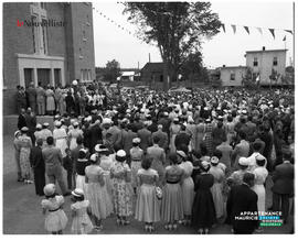 004 - Foule à l'extérieur d'une église