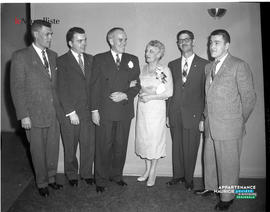 001 - Groupe de personnes debout