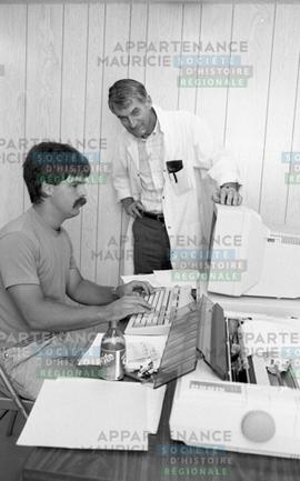 Deux hommes devant un ordinateur