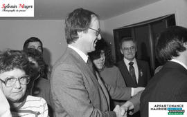 Yves Duhaime sert des mains