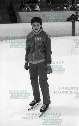 Personne se tenant debout sur patin