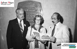 Personnes avec un pamphlet
