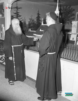 001 - Deux religieux devant une maquette