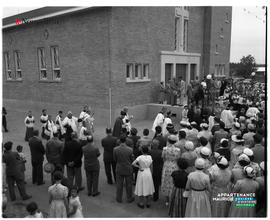 003 - Foule à l'extérieur d'une église