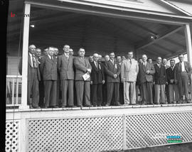 027 - Groupe d'hommes