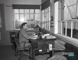 002 - Homme à son bureau