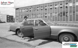 Personnes entrant dans une voiture