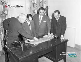 001 - Groupe d'hommes à un bureau