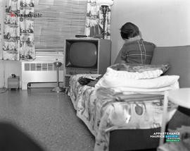 020 - Femme avec télé