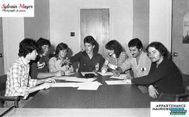 Personnes autour d'une table