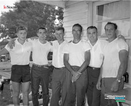 002 - Groupe d'hommes