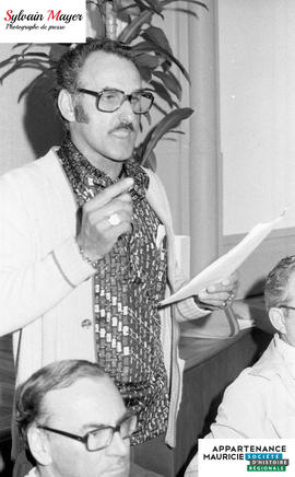 Homme avec un papier