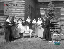 005 - Religieuses devant la Grange aux Moines