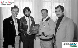 Personnes avec une plaque